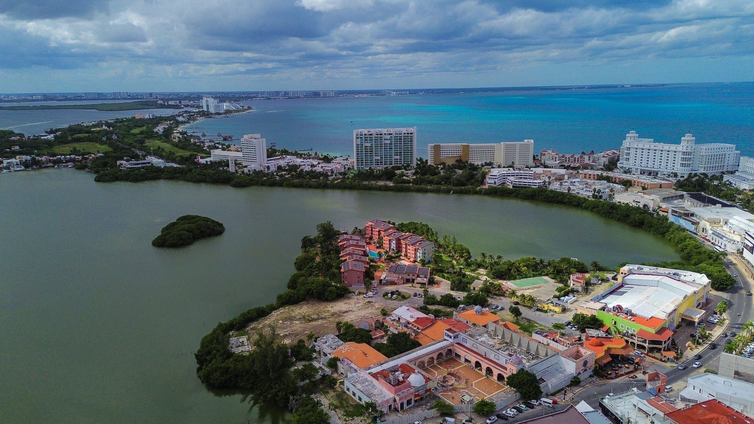 Vista aérea de Cancún: zona hotelera, laguna Nichupté y el Caribe