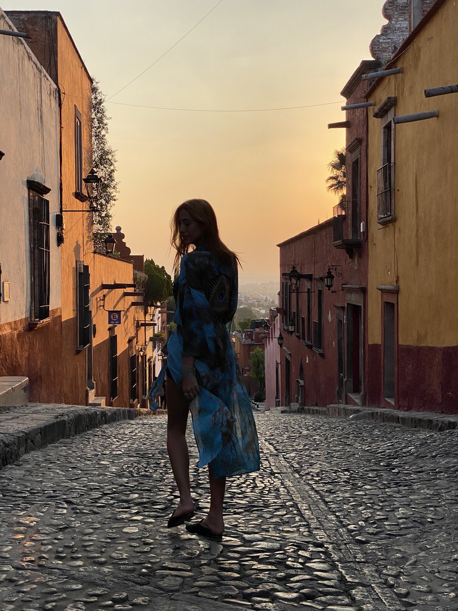 Calles empedradas de San Miguel de Allende al atardecer — inversión inmobiliaria y derecho corporativo en el Bajío